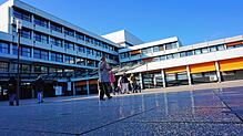 Vor dem Haupteingang zum Klinikum Friedrichshafen: Der Zuschussbedarf für die Betriebskosten wächst von Jahr zu Jahr.