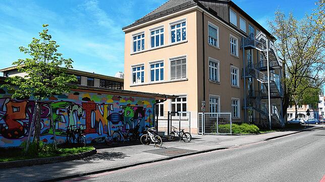 Am Mittwoch kam es in der Rielasinger Straße bei der Zeppelin-Realschule zu einem Großeinsatz von Rettungskräften und Feuerwehr. Am Tag ...