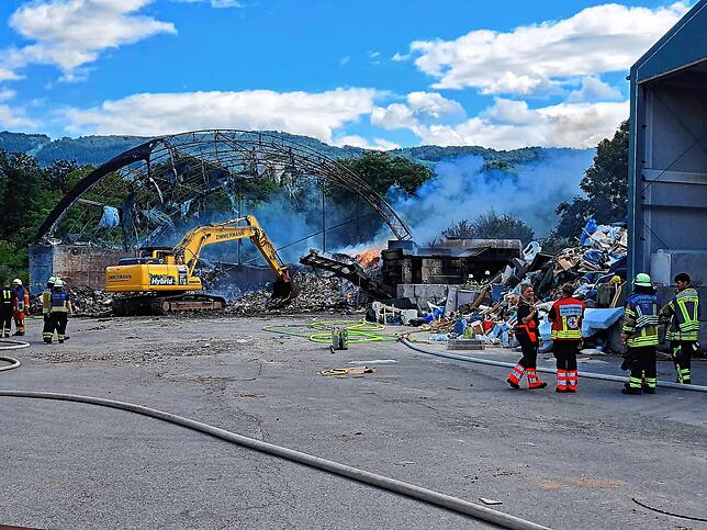 Bild 23: Wehr: Feuer auf der Mülldeponie - Bilder des Einsatzes auf dem Lachengraben