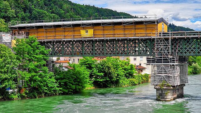 Die Eisenbahnbrücke Waldshut/Koblenz: Seit 15 Monaten laufen die Arbeiten an dem Bauwerk. Asbestfunde haben für massive Verzögerungen ...