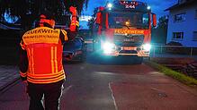 In der Zielgasse in Nollingen kommt das Feuerwehrfahrzeug LF¦20 mit Mühe gerade noch so am Auto vorbei. Bild: Boris Burkhardt