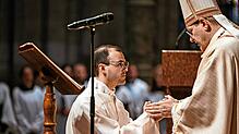 Lukas Nagel wird von Erzbischof Stephan Burger zum Priester geweiht.  Foto: Peter Cupec