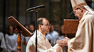 Lukas Nagel wird von Erzbischof Stephan Burger zum Priester geweiht.  Foto: Peter Cupec