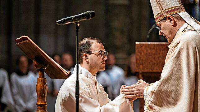 Lukas Nagel wird von Erzbischof Stephan Burger zum Priester geweiht.  Foto: Peter Cupec