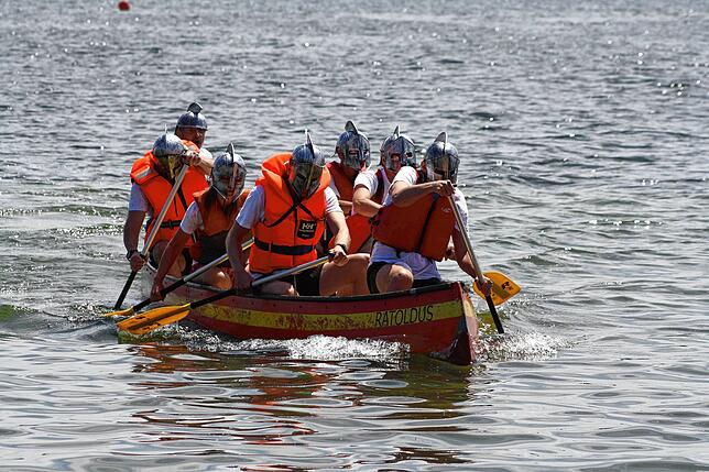 Bild 25: Radolfzell: Rein ins Boot und gleich ins Wasser: Das Großkanadierrennen 2025 in Bildern