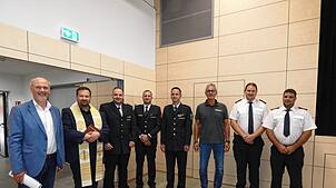 Freuen sich über die sanierte Sandparkhalle in Schachen (von links): Bürgermeister Stefan Kaiser, Pfarrer Philipp Ostertag, ...