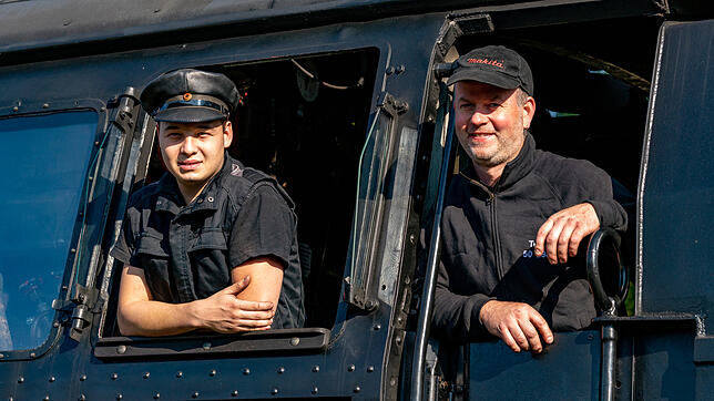 Heizer Felix Scheuch (links) mit Lokführer Pirmin Lexner.