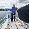 Mit der Pinne in der Hand auf Kurs: Günter Scheck auf seiner MaxiMumm  vor dem Hafen in Wallhausen.