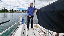 Mit der Pinne in der Hand auf Kurs: Günter Scheck auf seiner MaxiMumm  vor dem Hafen in Wallhausen.