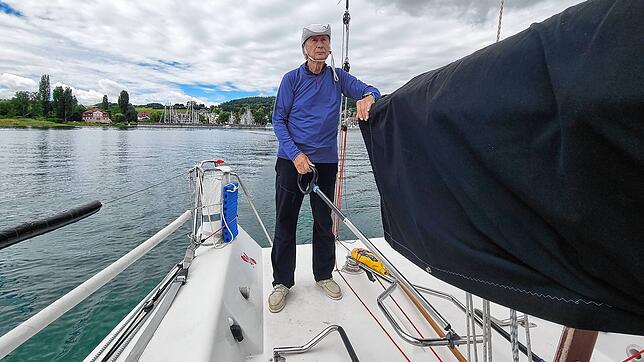 Mit der Pinne in der Hand auf Kurs: Günter Scheck auf seiner MaxiMumm  vor dem Hafen in Wallhausen.