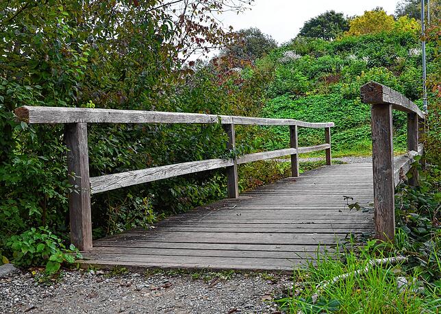 Weg vom Kindergarten Storchennest zur neuen Grundschule: Die Brücke über den Quellgraben soll ersetzt werden.