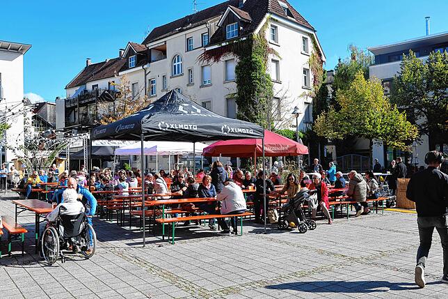 Bild 34: Zum Wohl! Diese Konstanzer sind beim Suserfest 2024 dabei