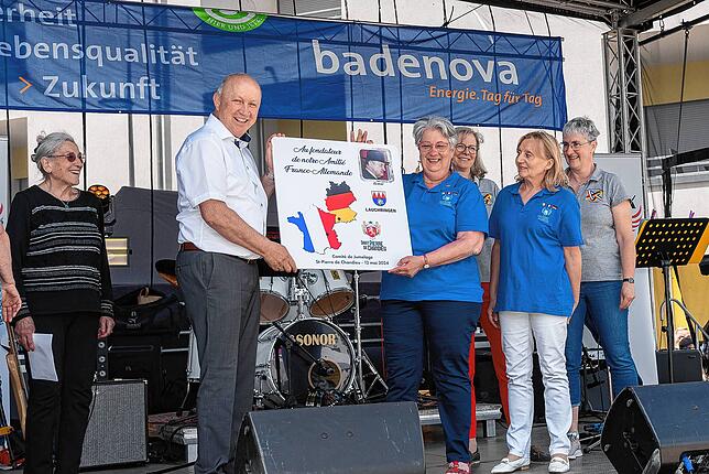 Denyse Daval (frz. Partnerschaftskomitee), Bürgermeister Thomas Schäuble, Chantal Palme (1. Vorsitzende frz. Komitee), Fabienne Palatan ...