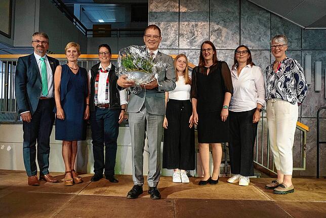 Manfred Römersperger (vorne), Rektor des Klettgau-Gymnasiums in Tiengen, geht in den Ruhestand.