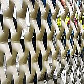 Das ist das erste Muster des Materials für die Fassade: Streckmetall, das eine halb durchsichtige Form hat. Dahinter ist die schwarze ...