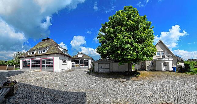 Im Innerdorf, hinter dem Rathaus, stehen die Fläche des bisherigen Feuerwehrgerätehauses und eines Wohnhauses, das die Gemeinde bereits ...