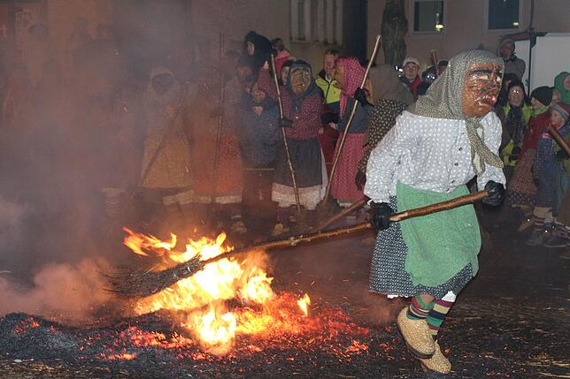 Bild 11: Oje die Fasnet hat ein Loch: Bilder von der Hexenverbrennung in Pfullendorf