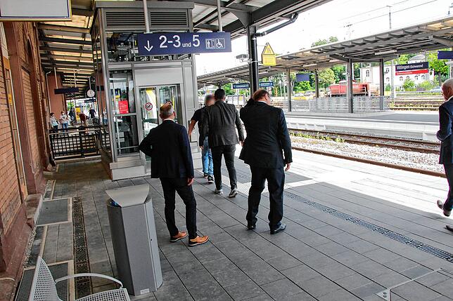 Mehrere Anwesend hatten versucht den jungen Mann friedlich dazu zu bewegen, das Rednerpult wieder zu verlassen, nachdem er seine Chance ...