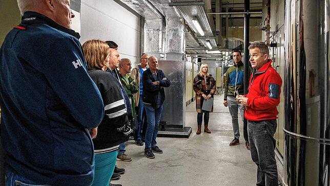 Technikchef Stefan Keller erklärt den Teilnehmern die Lüftungsanlage der Messe.