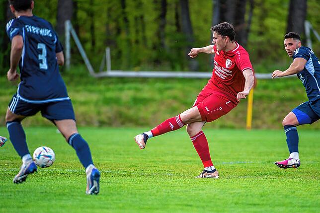 Bild 2: FC Schlüchttal gewinnt Spitzenspiel gegen SV Blau-Weiß Murg mit 2:1 &ndash; und wir haben Bilder!