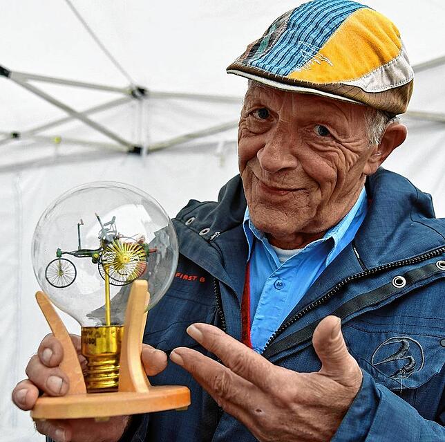 Adalbert Emser wird während des Kindertheater-Festivals eine Ausstellung „Glühbirnenschiffe“ im Doschhaus machen.