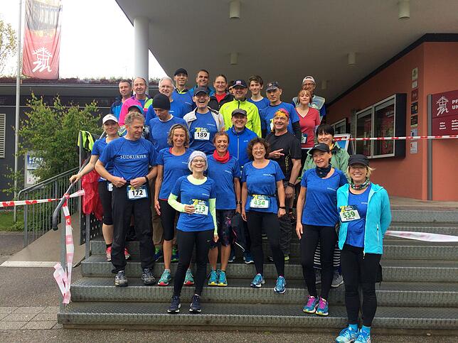 Mit dabei beim 14. Pfahlbau-Marathon waren auch die Sportlerinnen und Sportler, die sich im Rahmen des Trainings „SÜDKURIER ...