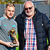 Ausgezeichnet: Artur Kirschmann vom SV Jestetten bekam die Trophäe für das &bdquo;Bezirksliga-Tor des Jahres 2021&ldquo; von ...
