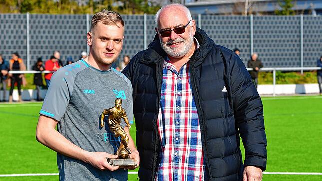 Ausgezeichnet: Artur Kirschmann vom SV Jestetten bekam die Trophäe für das &bdquo;Bezirksliga-Tor des Jahres 2021&ldquo; von ...