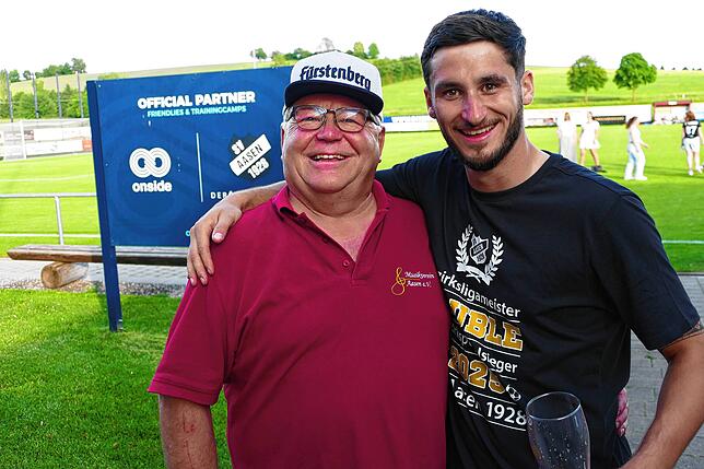 Bild 11: Bezirksligameister SV Aasen gewinnt zum Rundenabschluss mit 7:1 und feiert ausgelassen den Aufstieg