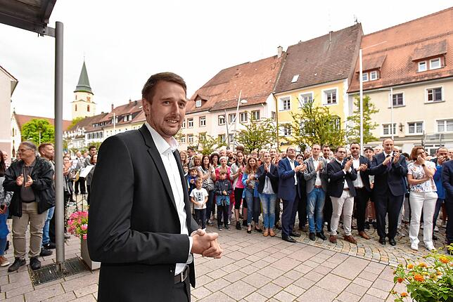 Eine unvorbereitete Rede, aber ein großer Dank und ein Versprechen für seine Amtszeit. Wahlsieger Patrick Haas spricht am Wahlabend vor ...