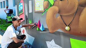 Graffitikünstler Jonas Rupp-Ullrich verschönert den Eingangsbereich des St. Stephan Kindergarten in Konstanz