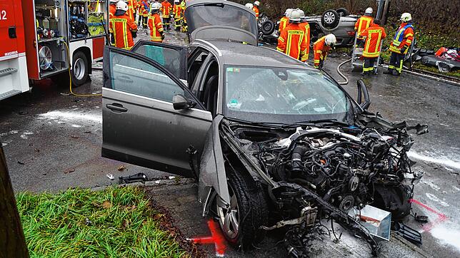 So sah eines der Unfallfahrzeuge nach dem Zusammenstoß aus. Drei Streifenwagen der Polizei und die Feuerwehr war im Einsatz.