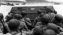 Ein US-Landungsboot mit Marine-Infanteristen fährt auf die Steilküste zu.