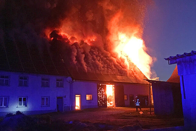 Alles geht rasend schnell: In Mundelfingen brannte ein landwirtschaftliches Anwesen.