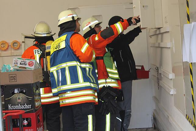 Nach dem Rauchalarm überprüfen die Feuerwehr und ein Vertreter der Energieversorgung Südbaar den Schaltkasten.