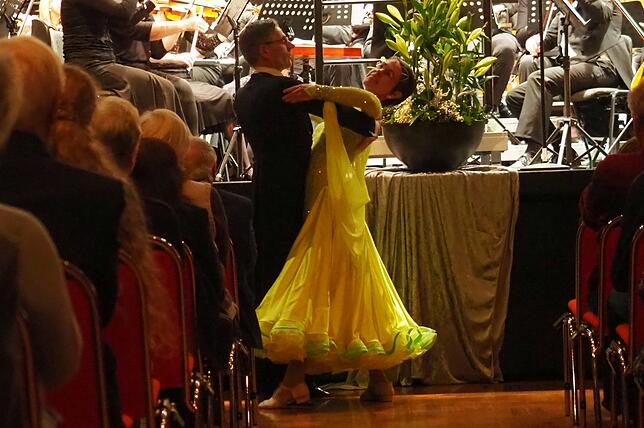 Das Tanzpaar Stefan und Karin Baur aus Pfohren präsentiert elegant den wiegenden Elan des Wiener Walzers.