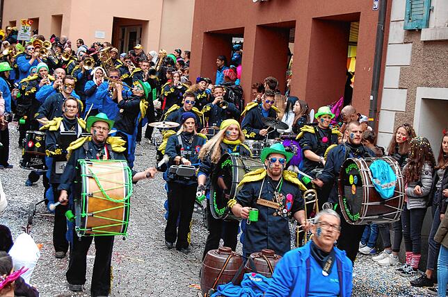 60 Zünfte, Guggenmusiken und Hästräger gaben sich am Sonntag beim großen grenzüberschreitenden Fasnachtsumzug die Ehre und kamen nach ...
