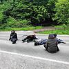 Protest auf der Kreisstraße, die durch den Weingartenwald führt. Links davon fand die Kundgebung mit wenigen Zuhörern insgesamt statt.