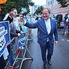 Armin Laschet, Kanzlerkandidat der Union, begrüßt Unterstützer auf dem Weg zu einer Fernseh-Debatte in Berlin.