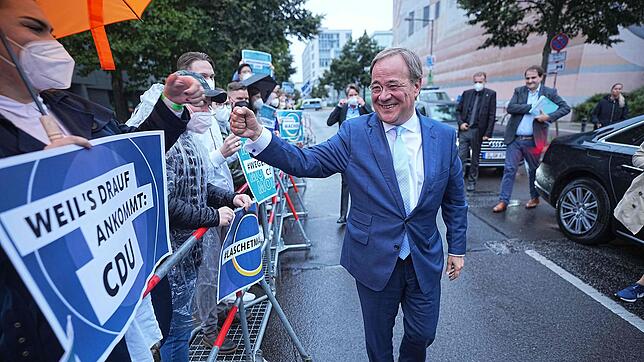 Armin Laschet, Kanzlerkandidat der Union, begrüßt Unterstützer auf dem Weg zu einer Fernseh-Debatte in Berlin.