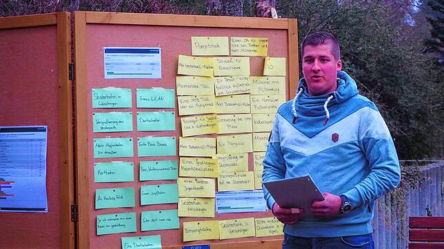 Matteo Utzler, der Vorsitzende des Jugendgemeinderats, stellt die Ergebnisse der Online-Umfrage #Engengoeswild vor.