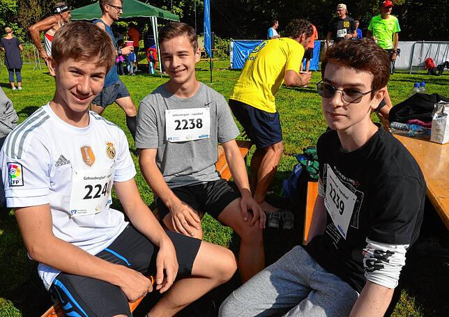 Elias Gronner, Lauren Mayer und Niklas Wolpert nahmen beim Jugendlauf teil.