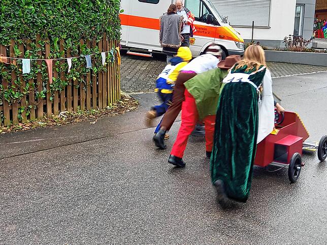 Wer sein Kärrele liebt, der schiebt: Bergauf zur Startlinie ist Muskelkraft gefragt. Ohne Motor fährt eine Seifenkiste nicht von alleine.