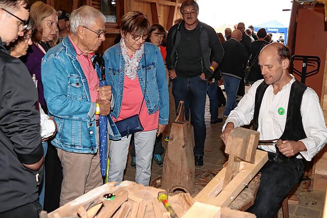 Georg Lehmann führt vor, wie Nägel aus Holz entstehen.