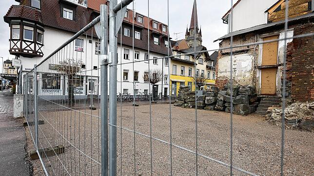 Nichts wuchert mehr und nicht wächst mehr auf der Fläche des ehemaligen Hotels Viktoria. Die Stadt möchte die Mauerreste nun mit einer ...