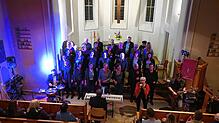 Die rund 30 Sänger und Musiker des Gospelchors Living Voices holten die Zuschauerinnen und Zuschauer in der Heilandskirche buchstäblich ...