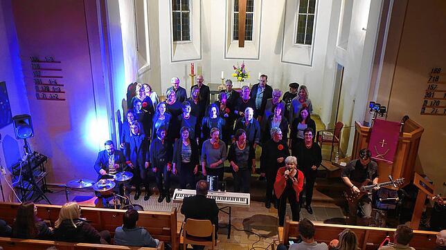 Die rund 30 Sänger und Musiker des Gospelchors Living Voices holten die Zuschauerinnen und Zuschauer in der Heilandskirche buchstäblich ...