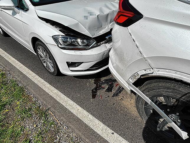 Eine 22-jährige VW-Fahrerin fuhr auf den vor ihr fahrenden Honda eines 34-Jährigen auf.