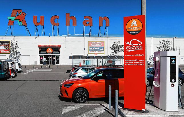 Die französische Supermarkt-Kette Auchan erlaubt ihren Kunden, 30 Minuten kostenlos Strom zu tanken. Geht aber nur, wenn die Säule frei ist.