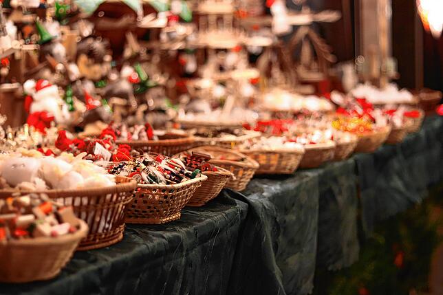 Dajana Eisenhauer steht mit ihrem Lebkuchen Hexenhaus auf dem Adventsmarkt.